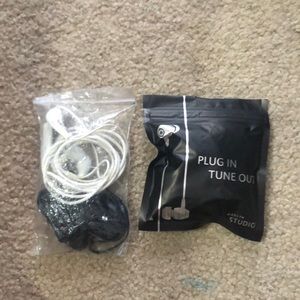 4 pairs of wired earbuds